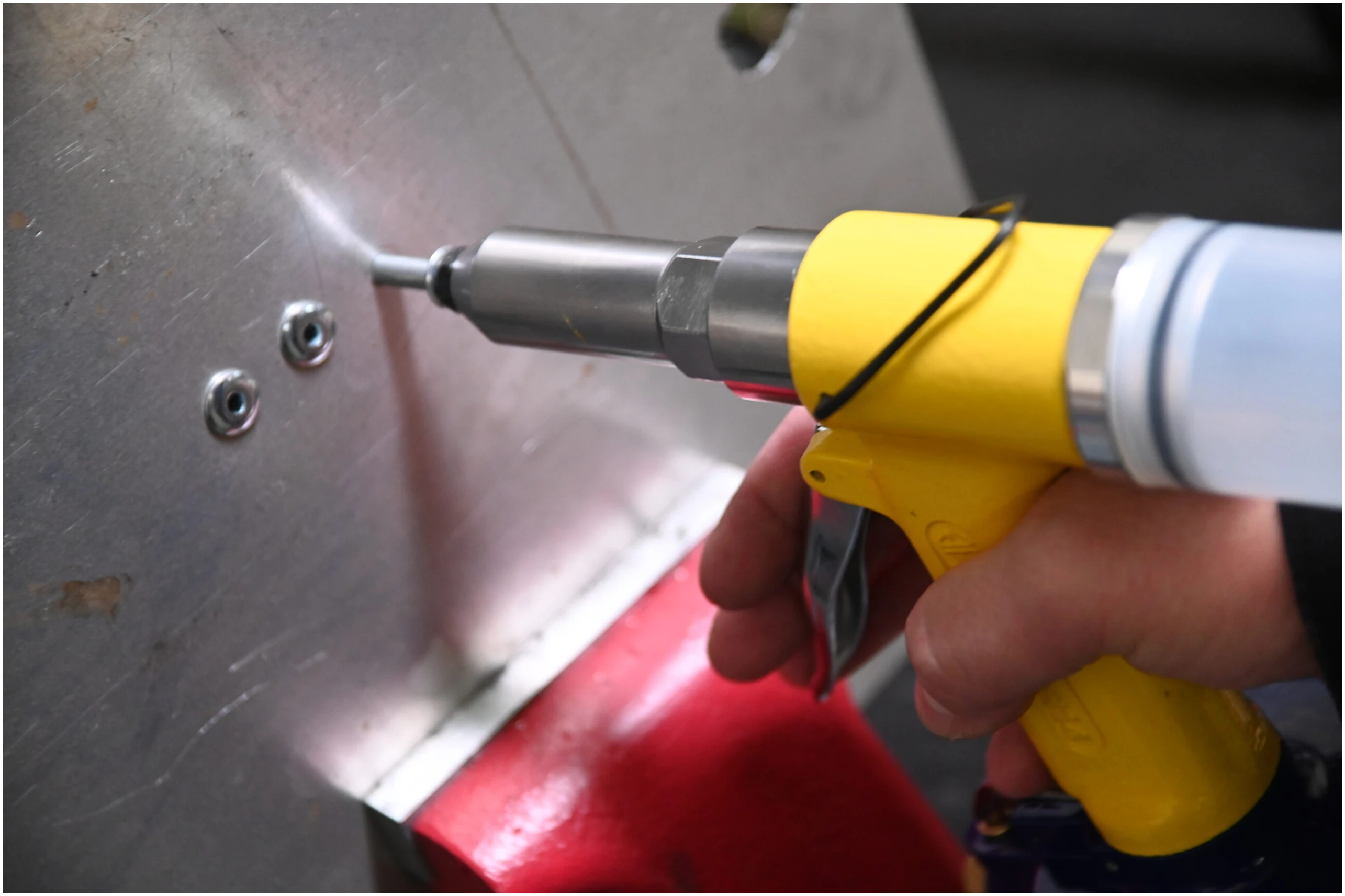 Air Riveter - 3/32", 1/8", 5/32", 3/16" and 1/4" Capacity - Image 2